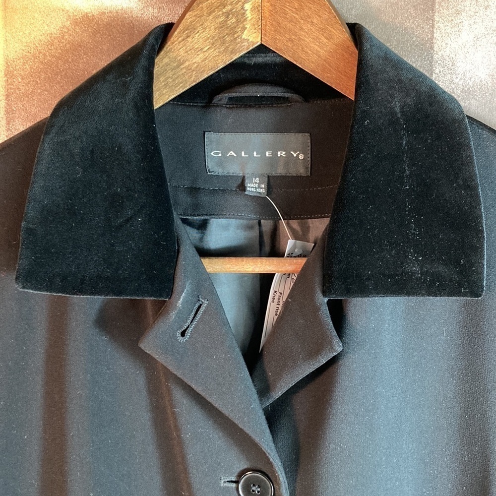 Classic long black size 14 winter coat with velvet collar. 46” chest. 301 - Picture 3 of 6